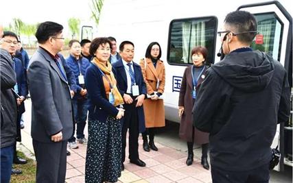 绵阳市政协委员徐光荣先生陪同视察全市气象工作